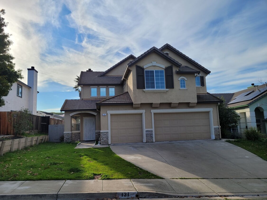 Foto principal - Spacious Pittsburg Gem: 4 Beds, 3-Car Gara...