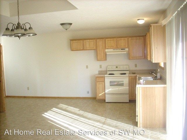 Building Photo - 118 W Silver Oak St