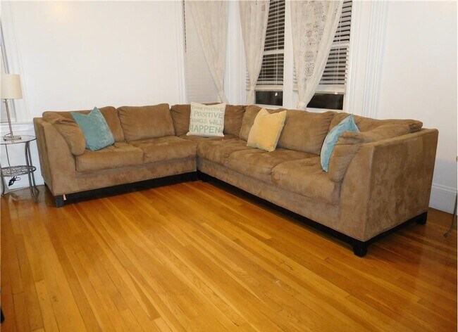 Living room - 592 Warburton Ave