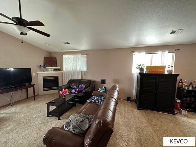 Foto del edificio - Bright and Spacious Condo