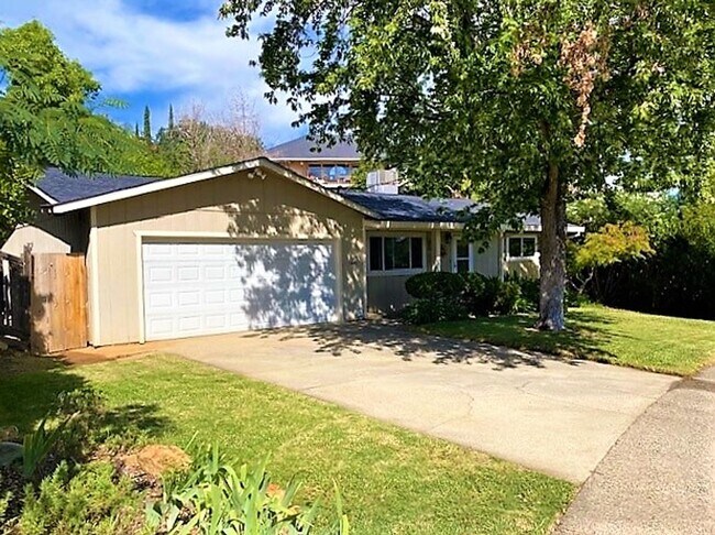 Foto del edificio - Lovely Home in W. Redding!!