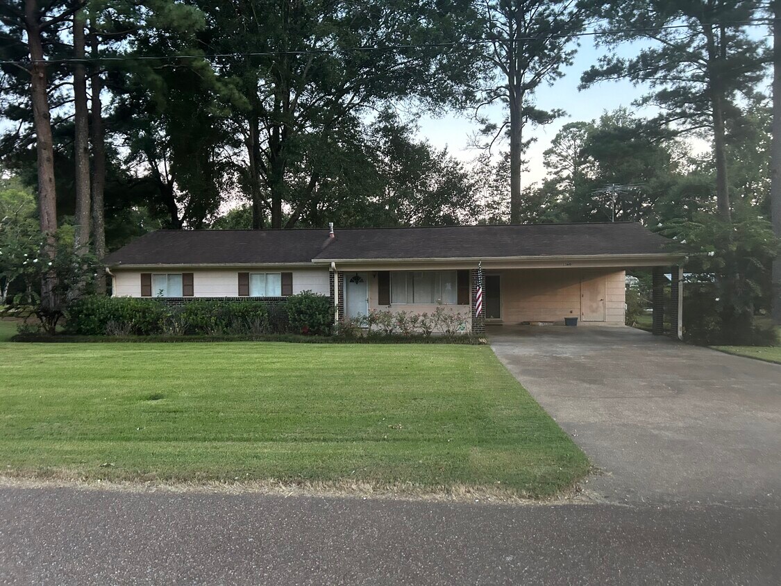 Building Photo - 1360 Sunset Dr