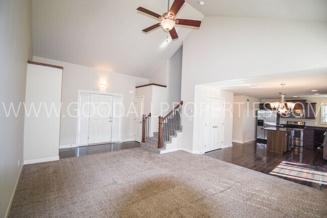 Building Photo - 4 Bedroom, 3.5 Bathroom in West Des Moines