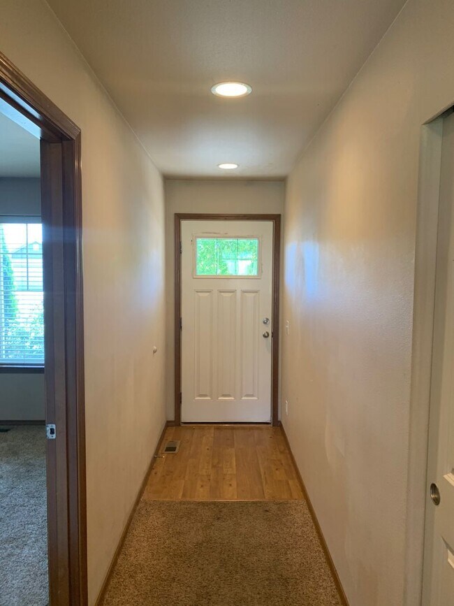 Foto del edificio - 4 Bedroom 2 Bathroom Rambler with Garage a...