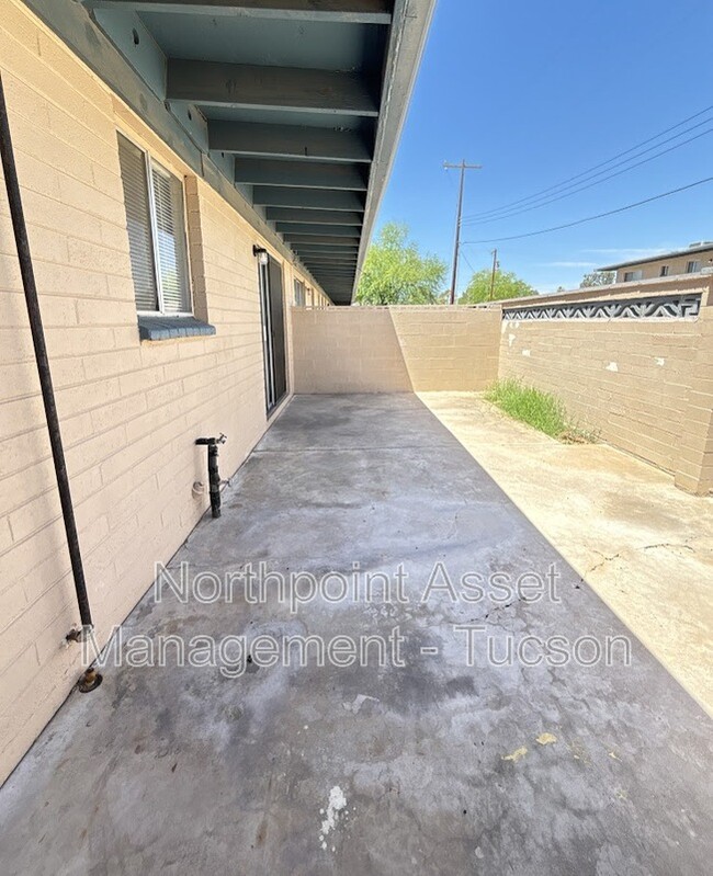 Building Photo - 1404 N Craycroft Rd