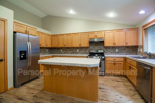Building Photo - 902 N 15th Ct