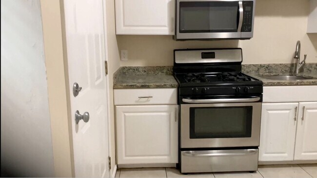 Building Photo - 3 Bedroom in South End, Eat-in Kitchen, Pe...