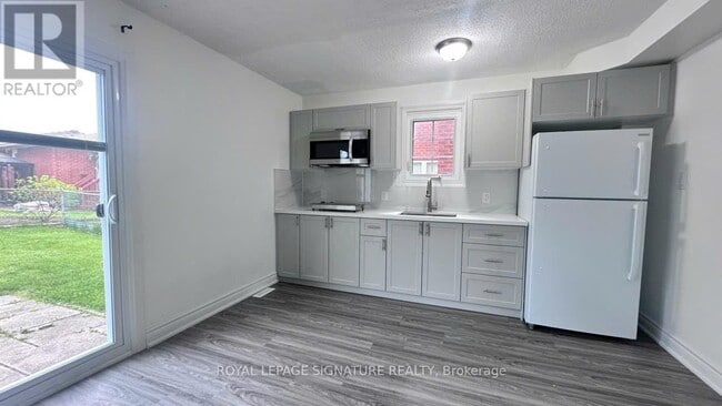 Building Photo - 3137 Sunnyhill Dr