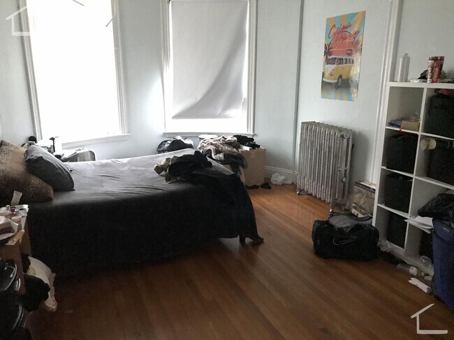 Building Photo - Beautiful 4.5 Bed Unit With Great Location in Brookline Available 9/1/26