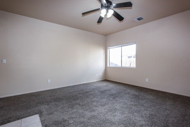 Foto del edificio - 4400 N Phillip Dr