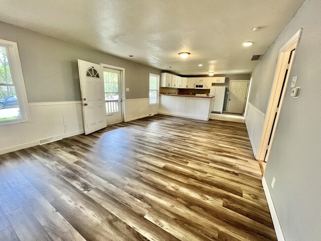 Building Photo - 213 Circle Dr