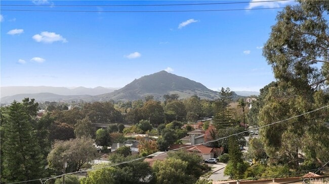 Building Photo - Fabulous Home off of Grand Avenue area ava...