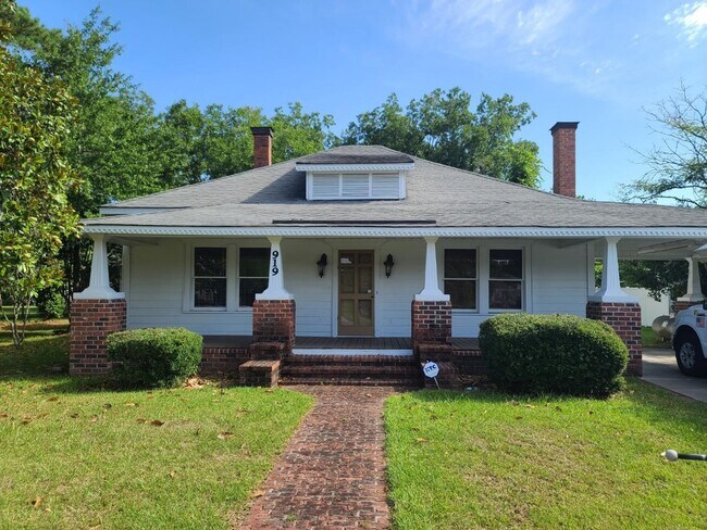 Building Photo - 919 Elm St
