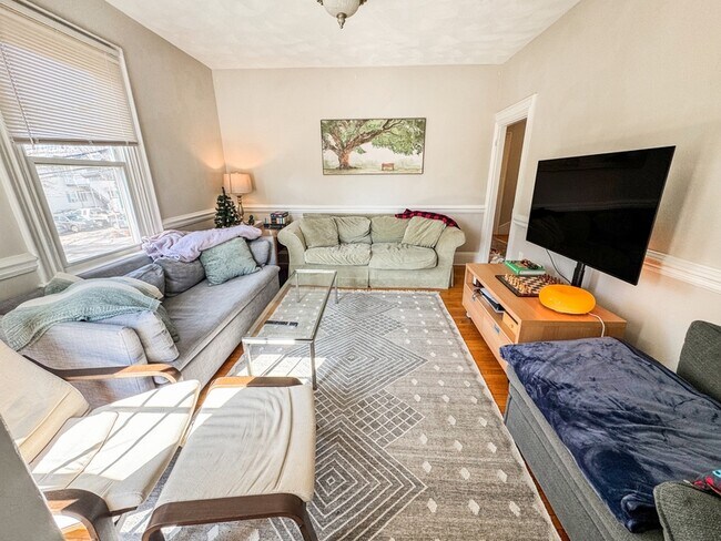 Building Photo - 68 Pleasant St