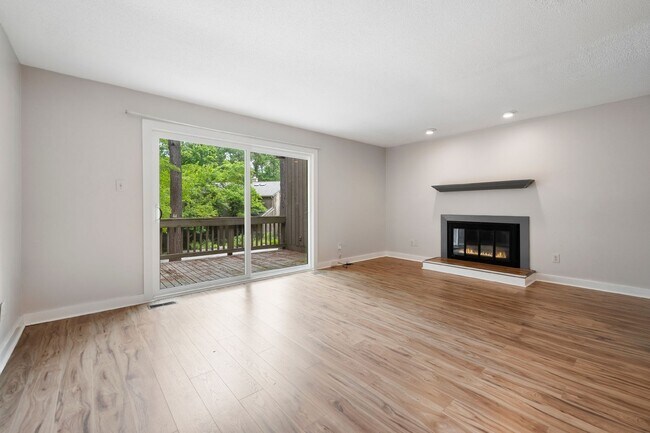 Foto del edificio - Beautiful Village West Townhome. Updates galore!