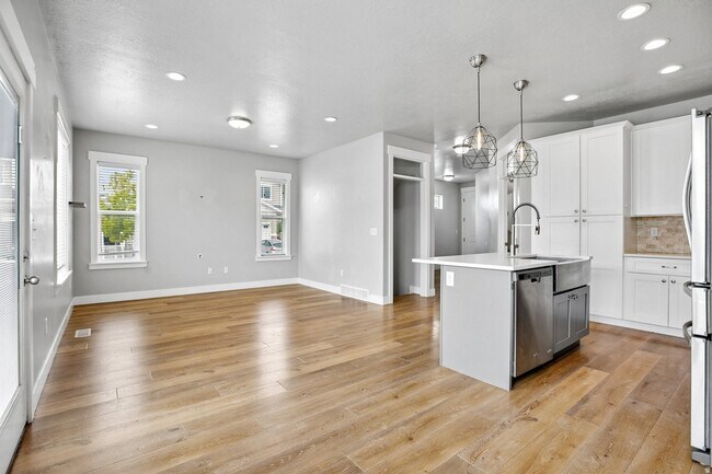 Foto del edificio - 167 W Silver Springs Dr