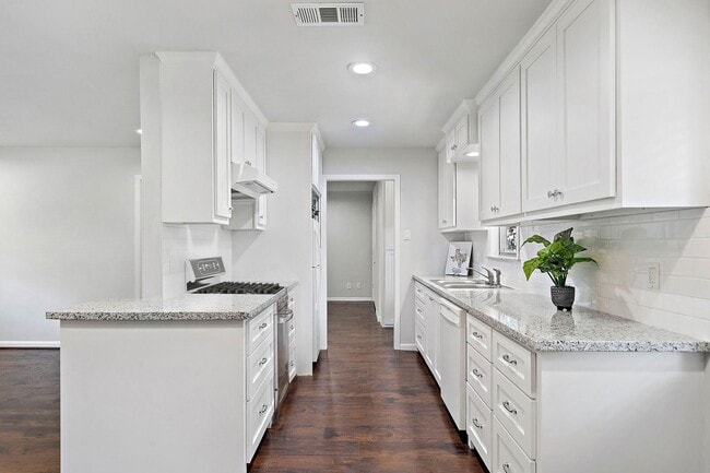 Building Photo - 5106 De Lange Ln