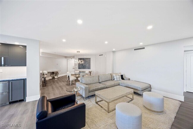 Foto del edificio - 6075 Pelican Bay Blvd