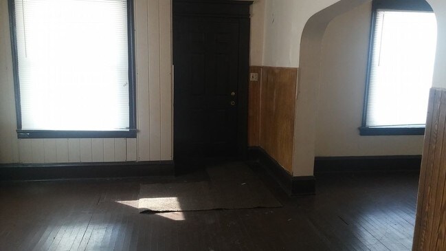 Building Photo - 2620 W. Locust 2 Bedroom Lower
