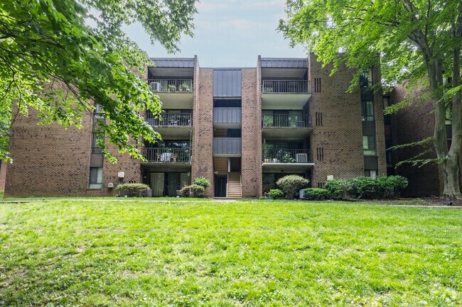 Back Exterior - Heritage Court Condominiums