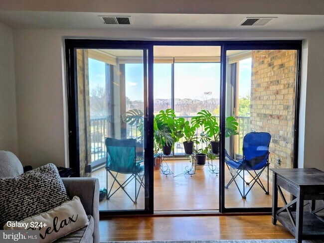 Building Photo - 5901 Mt Eagle Dr