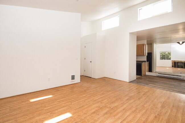 Foto del edificio - "Charming 2-Bed, 2-Bath Haven on Tripp Drive – Cozy Living in Reno!"