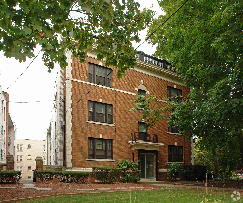 Front of Building - 880-886 Farmington Ave