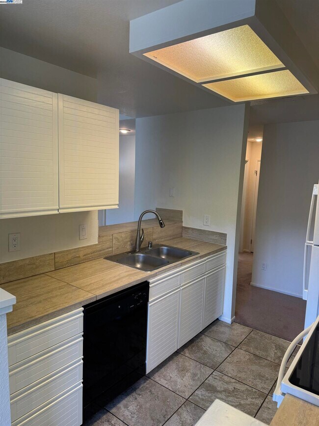 Foto del edificio - 8145 Mountain View Dr