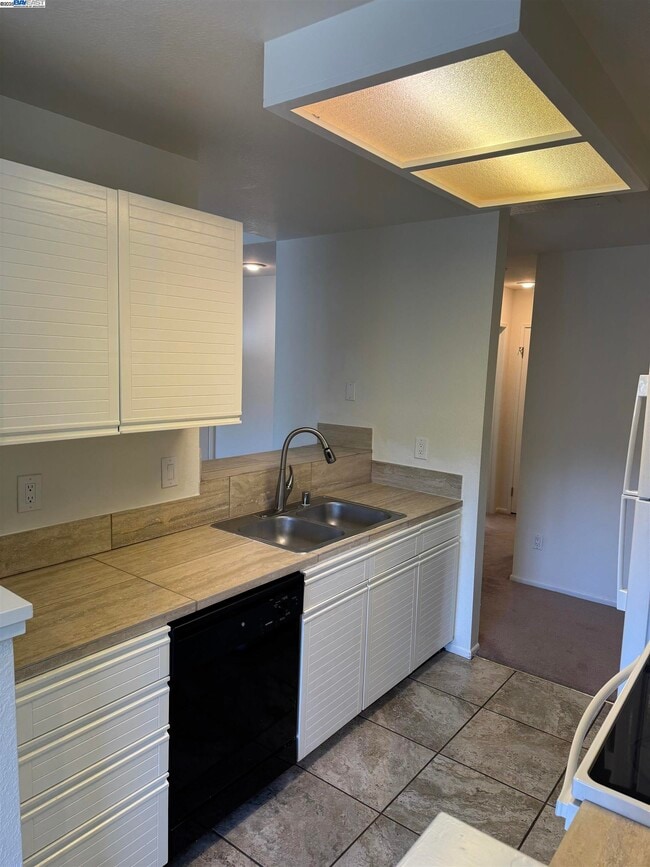 Building Photo - 8145 Mountain View Dr