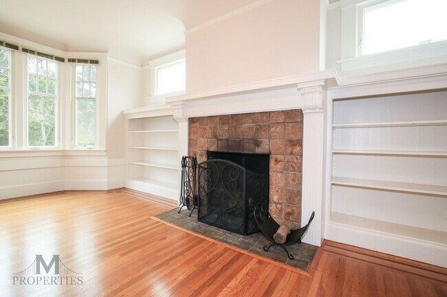 Building Photo - Beautiful 2 Bed, 1 Bath Modernized Edwardi...