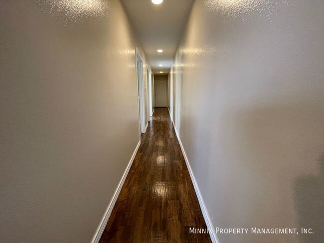 Building Photo - 1400 5th Ave