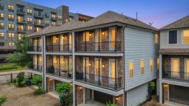 Building Photo - 922 W 20th St