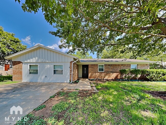 Building Photo - 904 Redbud St