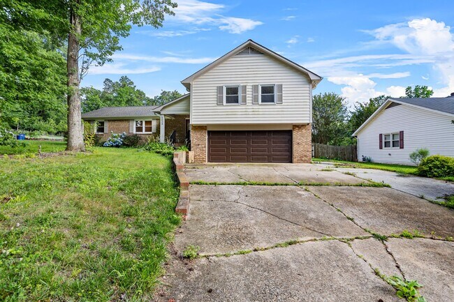 Foto del edificio - Spacious 4-Bedroom Home with Fenced Yard in Hampton Woods