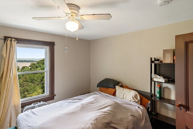 Bedroom w river view - 3 Independence Pl
