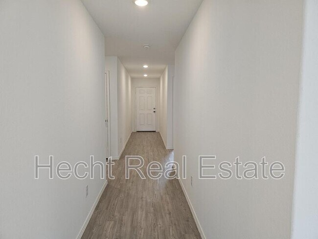 Foto del edificio - 1658 Lilyturf Rd