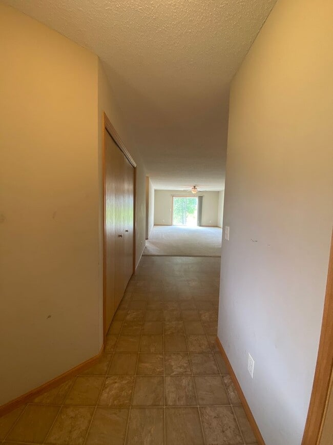 Building Photo - 2 Bedroom Town Home