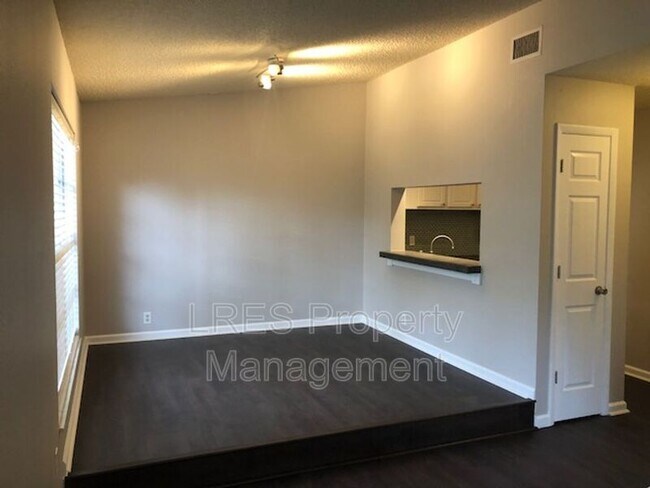 Foto del edificio - 1406 Northlake Dr