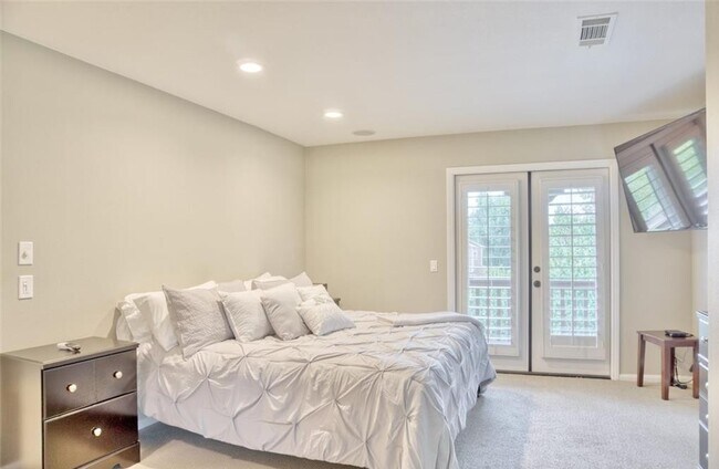 Foto del edificio - 2 Evergreen Rd