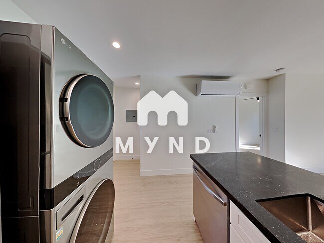 Building Photo - 3835 3rd Ave Apt 7