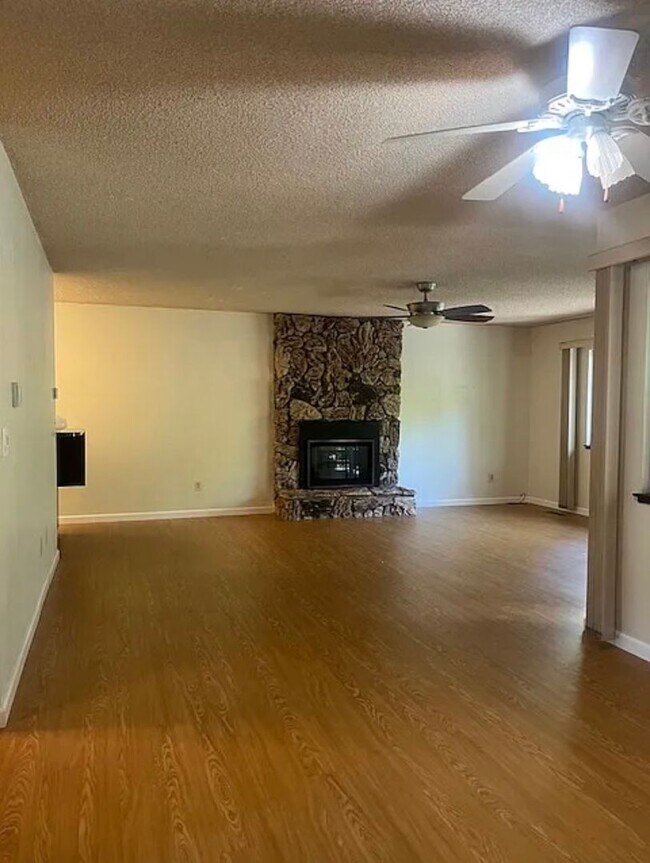 Building Photo - Charming Single-Story Auburn Home Near Trails, Dining & I-80