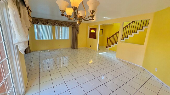 Building Photo - Spacious and bright Hawthorne front house