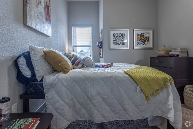 4 BR, 4 BA - 1378 SF - Domain Northgate