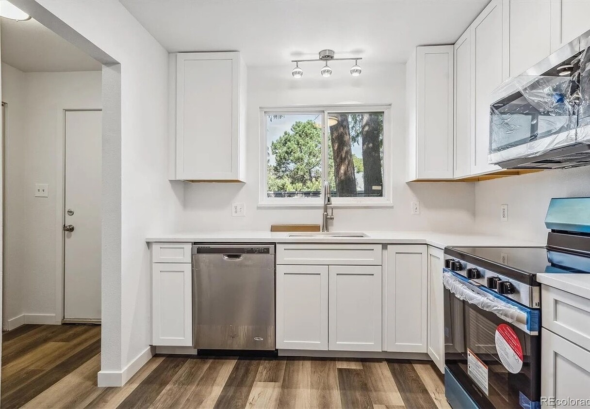 Updated spacious townhouse in prime location! - Updated spacious townhouse in prime location!