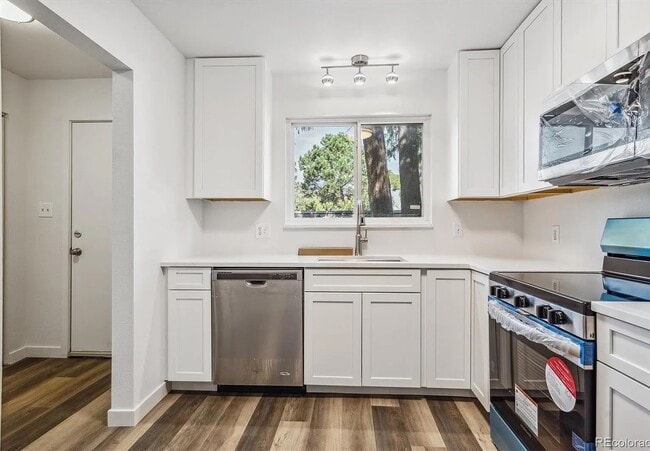 Updated spacious townhouse in prime location! - Updated spacious townhouse in prime location!