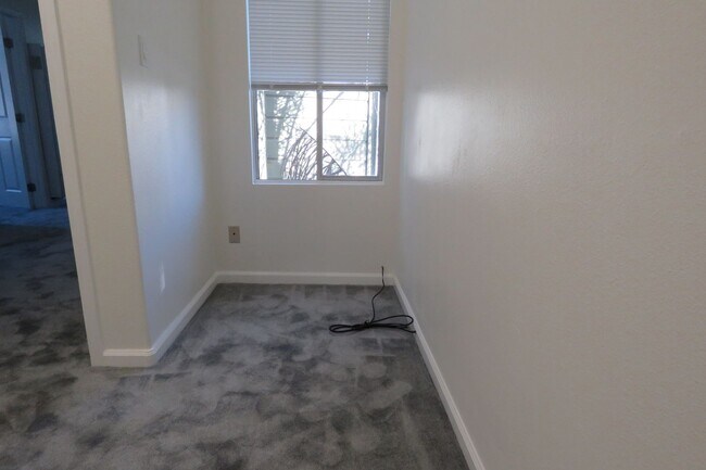 Building Photo - 3 Bedroom in the Sunny Mission