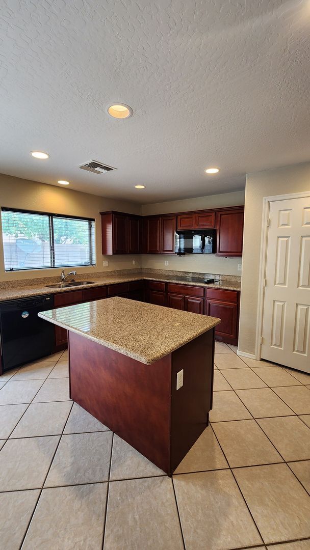 Building Photo - 3 Bed 2 Bath Laveen Home
