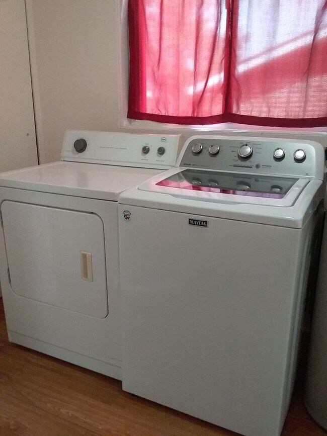 Foto del edificio - **PENDING APPLICATION**  Country living at...