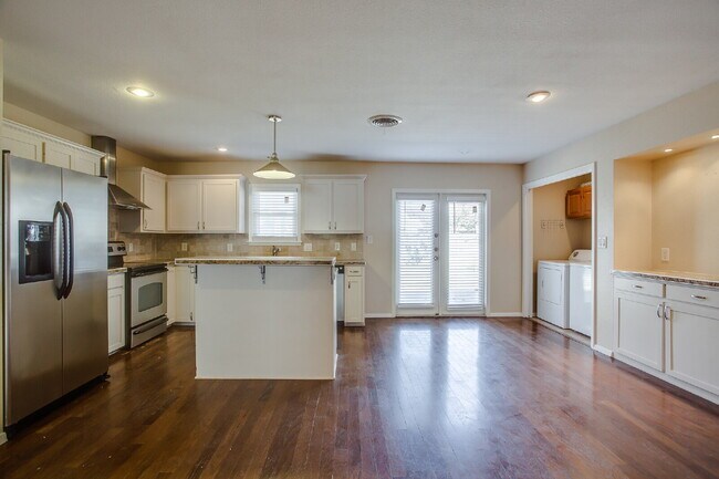 Foto del edificio - Beautiful, Spacious 4 Bedroom Close to Tex...