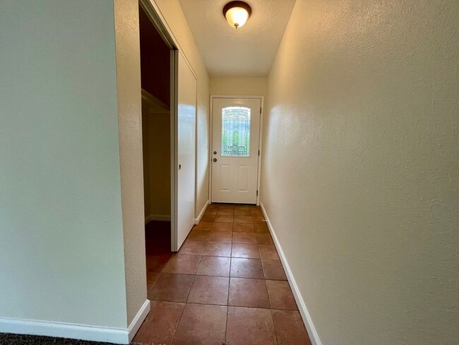 Photo - Gresham Duplex with Private Yard and a Single Car Garage! Gresham Station! Apartment